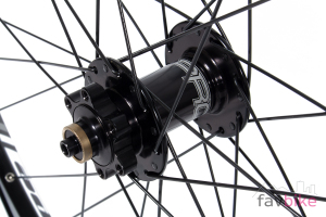 Hope Tech 35W: Robuste Enduro-Laufräder mit breiter Felge im Dauertest